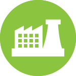 Een groen cirkelvormig pictogram met in het midden een witte gestileerde fabriek, bestaande uit een gebouw met ramen en een koeltoren. Het symbool staat voor industrie, productie of energieopwekking.