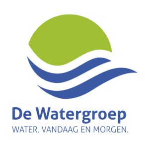 Logo van De Watergroep. Het bestaat uit een gestileerde groene halve cirkel boven drie golvende blauwe lijnen, die water symboliseren. Onder het symbool staat de bedrijfsnaam in blauw, gevolgd door de slogan "WATER. VANDAAG EN MORGEN." in hoofdletters.